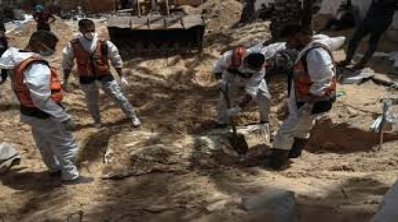 تقرير: دفن أكثر من 20 فلسطينا أحياء في مجمع ناصر الطبي